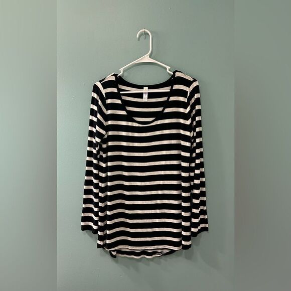 NWOT … LULAROE “Size: M” Top - Picture 1 of 3